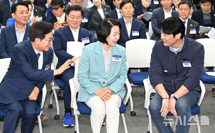 [수원=뉴시스] 김종택 기자 = 김동연(왼쪽부터), 추미애, 한준호 더불어민주당 경기도지사 경선후보가 30일 경기 수원시 경기도의회에서 열린 더불어민주당 경기도당 제3차 상무위원회에 참석해 대화를 나누고 있다. 2026.03.30. jtk@newsis.com