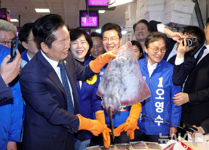 [서울=뉴시스] 정병혁 기자 = 정청래 더불어민주당 대표가 30일 서울 동작구 노량진수산시장을 찾아 홍어를 들고있다. (공동취재) 2026.03.30. photo@newsis.com