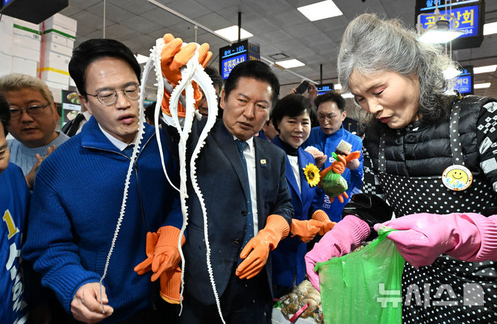 [서울=뉴시스] 정병혁 기자 = 정청래 더불어민주당 대표를 비롯한 서울시장 경선후보로 출마한 정원오, 박주민 전현희 후보가 30일 서울 동작구 노량진수산시장을 찾아 시장을 둘러보고 있다. (공동취재) 2026.03.30. photo@newsis.com