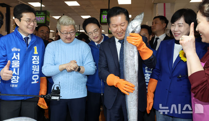 [서울=뉴시스] 정병혁 기자 = 정청래 더불어민주당 대표를 비롯한 서울시장 경선후보로 출마한 정원오, 박주민 전현희 후보가 30일 서울 동작구 노량진수산시장을 찾아 시장을 둘러보고 있다. (공동취재) 2026.03.30. photo@newsis.com