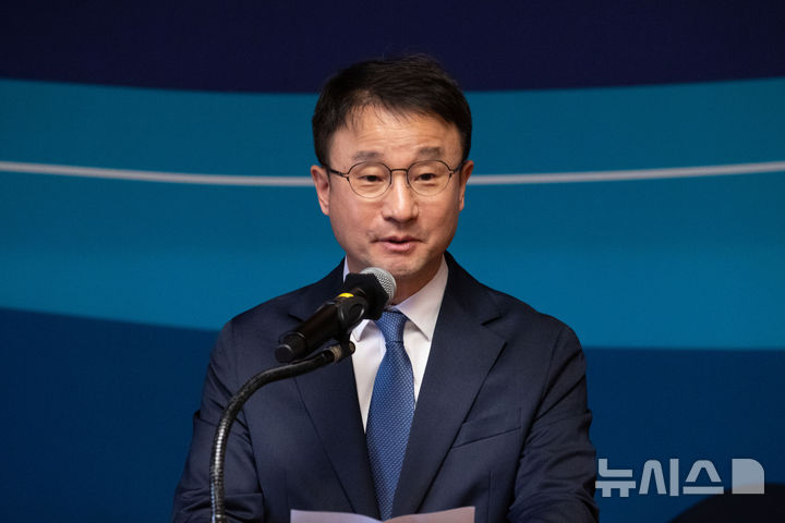 [서울=뉴시스] 조성봉 기자 = 더불어민주당 한병도 원내대표가 30일 오전 서울 여의도 국회 사랑재에서 열린 ‘국회 사회적 대화 결과보고’에서 발언하고 있다.(공동취재) 2026.03.30. photo@newsis.com