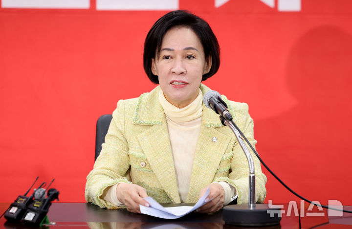 [대구=뉴시스] 이무열 기자 = 이인선 국민의힘 대구시당 공천관리위원장이 30일 대구 수성구 국민의힘 대구시당에서 열린 대구 현안 관련 긴급 기자회견에서 발언하고 있다. 2026.03.30. lmy@newsis.com