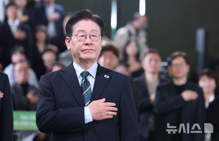 [제주=뉴시스] 최동준 기자 = 이재명 대통령이 30일 제주 한라대학교에서 열린 '제주의 마음을 듣다' 타운홀 미팅에서 국민의례를 하고 있다. 2026.03.30. photocdj@newsis.com