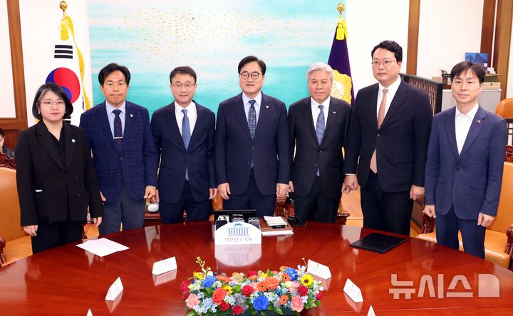 [서울=뉴시스] 조성봉 기자 = 우원식 국회의장이 지난 30일 오후 서울 여의도 국회의장 집무실에서 열린 초당적 개헌추진을 위한 제정당 2차 연석회의에서 참석자들과 기념촬영을 하고 있다. 왼쪽부터 용혜인 기본소득당 대표, 윤종오 진보당 원내대표, 한병도 더불어민주당 원내대표, 우 국회의장, 서왕진 조국혁신당 원내대표, 천하람 개혁신당 원내대표, 한창민 사회민주당 대표. 2026.03.30. suncho21@newsis.com