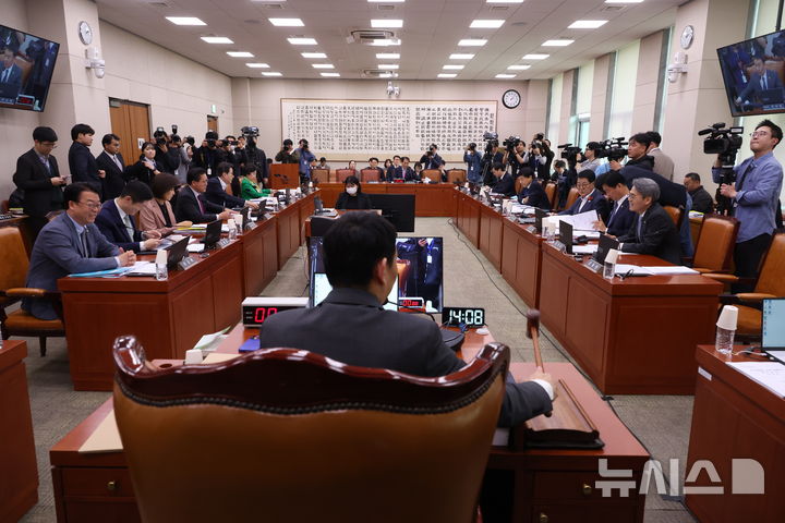 [서울=뉴시스] 고승민 기자 = 김용민 국회 법제사법위원장 직무대리가 30일 서울 여의도 국회에서 열린 법제사법위원회 전체회의를 주재하고 있다. 2026.03.30. kkssmm99@newsis.com