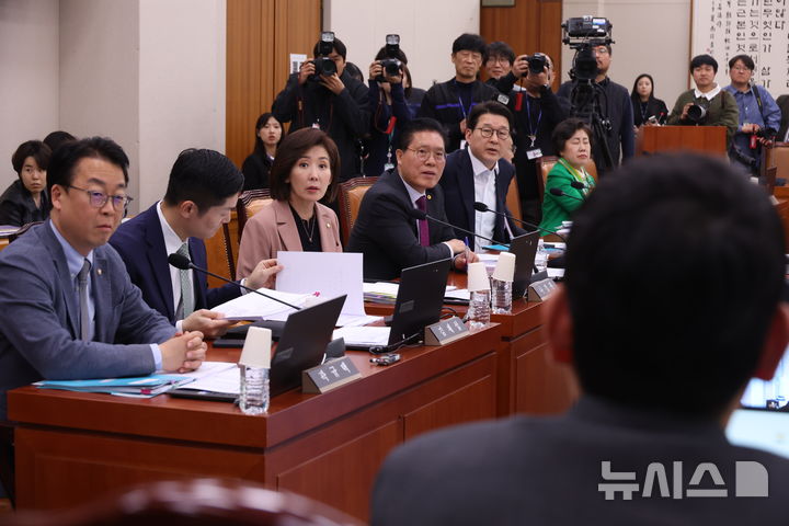 [서울=뉴시스] 고승민 기자 = 곽규택 등 국민의힘 법사위원들이 30일 서울 여의도 국회에서 열린 법제사법위원회 전체회의에서 김용민 법사위원장 직무대리에게 항의하고 있다. 2026.03.30. kkssmm99@newsis.com