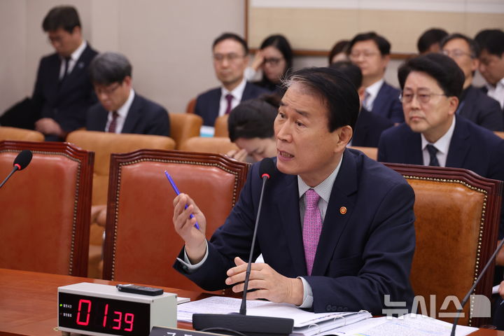 [서울=뉴시스] 고승민 기자 = 권오을 국가보훈부 장관이 30일 서울 여의도 국회에서 열린 법제사법위원회 전체회의에서 의원 질의에 답하고 있다. 2026.03.30. kkssmm99@newsis.com