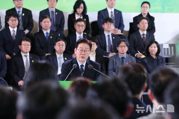 [제주=뉴시스] 최동준 기자 = 이재명 대통령이 30일 제주 한라대학교에서 열린 '제주의 마음을 듣다' 타운홀 미팅에서 발언하고 있다. 2026.03.30. photocdj@newsis.com