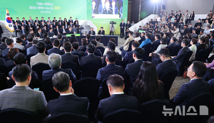 [제주=뉴시스] 최동준 기자 = 이재명 대통령이 30일 제주 한라대학교에서 열린 '제주의 마음을 듣다' 타운홀 미팅에서 발언하고 있다. 2026.03.30. photocdj@newsis.com