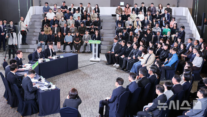 [제주=뉴시스] 최동준 기자 = 이재명 대통령이 30일 제주 한라대학교에서 열린 '제주의 마음을 듣다' 타운홀 미팅에서 발언하고 있다. 2026.03.30. photocdj@newsis.com