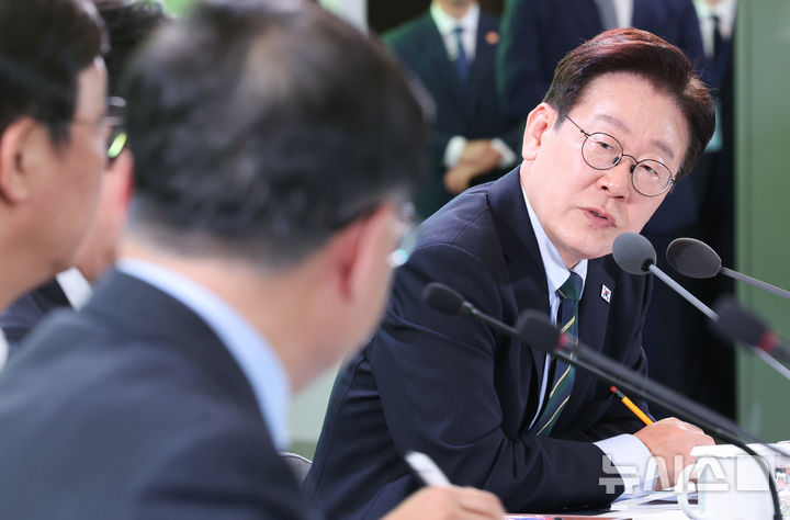 [제주=뉴시스] 최동준 기자 = 이재명 대통령이 30일 제주 한라대학교에서 열린 '제주의 마음을 듣다' 타운홀 미팅에서 김성환 기후에너지환경부 장관에게 질의하고 있다. 2026.03.30. photocdj@newsis.com