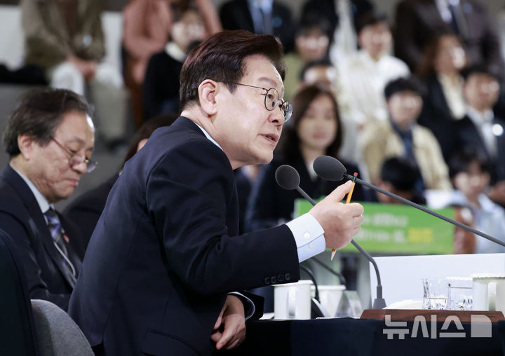 [제주=뉴시스] 최동준 기자 = 이재명 대통령이 30일 제주 한라대학교에서 열린 '제주의 마음을 듣다' 타운홀 미팅에서 발언하고 있다. 2026.03.30. photocdj@newsis.com