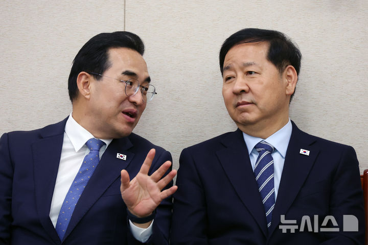 [서울=뉴시스] 고승민 기자 = 구윤철 경제부총리 겸 재정경제부 장관과 박홍근 기획예산처 장관이 30일 서울 여의도 국회에서 열린 법제사법위원회 전체회의에서 대기하며 대화하고 있다. 2026.03.30. kkssmm99@newsis.com