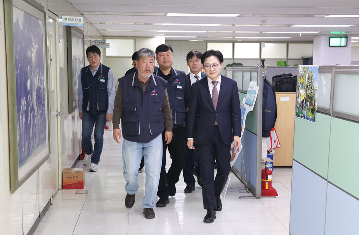 [서울=뉴시스] 김근수 기자 = 김정관 산업통상부 장관이 지난 30일 서울 영등포구 한국노동조합총연맹을 찾아 김동명 한국노총 위원장과 대화를 나누고 있다. (사진= 산업통상부 제공) 2026.03.30. photo@newsis.com *재판매 및 DB 금지