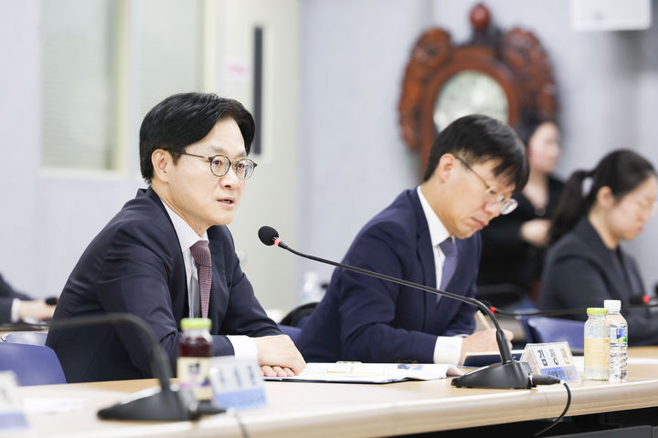 [서울=뉴시스] 김근수 기자 = 김정관 산업통상부 장관이 지난 30일 서울 영등포구 한국노동조합총연맹 대회의실에서 열린 '한국노총-산업통상부 장관 간담회'에서 발언하고 있다. (사진= 산업통상부 제공) 2026.03.30. photo@newsis.com *재판매 및 DB 금지