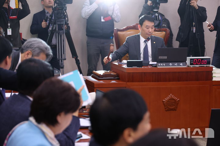 [서울=뉴시스] 고승민 기자 = 김용민 국회 법사위원장 직무대행이 30일 서울 여의도 국회에서 열린 법제사법위원회 전체회의에서 민주유공자 예우에 관한 법률안을 가결시키고 있다. 2026.03.30. kkssmm99@newsis.com