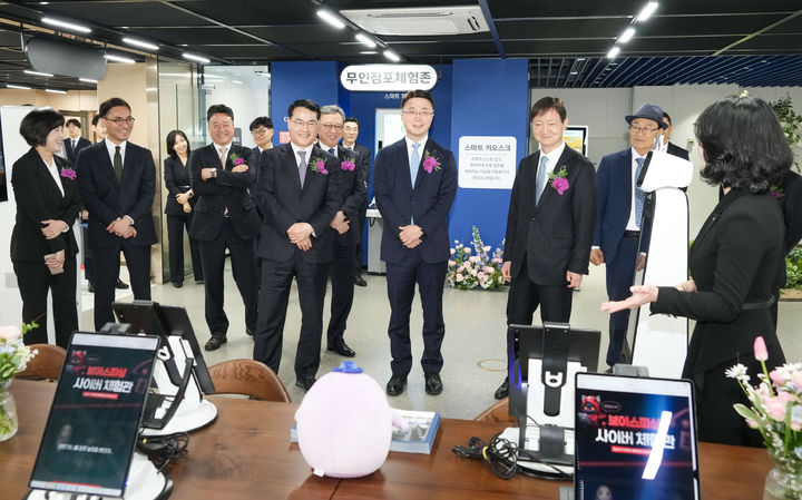 [광주=뉴시스] 광주 북구 북동 신한은행 광주금융센터에 디지털금융 교육센터 '신한 학이재 광주' 개관. (사진=광주시청 제공). photo@newsis.com *재판매 및 DB 금지