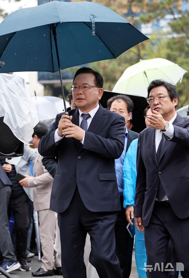 [대구=뉴시스] 이무열 기자 = 김부겸 전 국무총리가 30일 대구 중구 2·28기념중앙공원에서 6·3 지방선거 대구시장 출마 선언을 위해 입장하고 있다. 2026.03.30. lmy@newsis.com