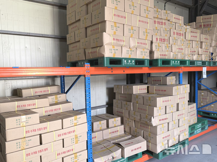 사진은 나주시 종량제봉투 보관 창고 내부 모습. 오는 9월까지 사용이 가능한 물량을 충분히 확보해 둔 상태다. (사진=나주시 제공) phoro@newsis.com *재판매 및 DB 금지