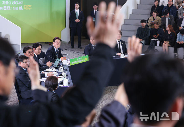 [제주=뉴시스] 최동준 기자 = 이재명 대통령이 30일 제주 한라대학교에서 열린 '제주의 마음을 듣다' 타운홀 미팅에서 참석자 질문을 받고 있다. 2026.03.30. photocdj@newsis.com