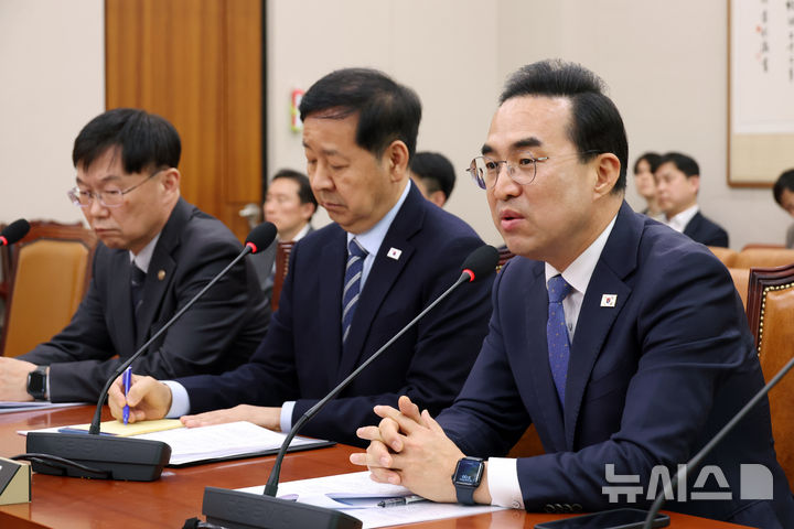 [서울=뉴시스] 고승민 기자 = 박홍근 기획예산처 장관이 지난 30일 서울 여의도 국회에서 열린 법제사법위원회 전체회의에서 의원 질의에 답하고 있다. 2026.03.30. kkssmm99@newsis.com