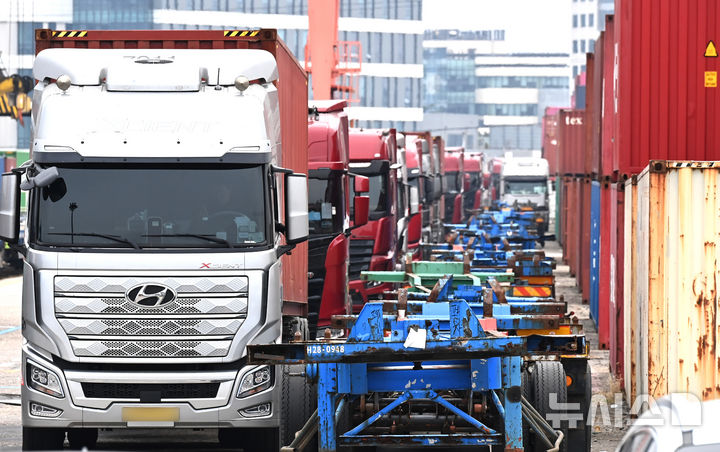 [의왕=뉴시스] 30일(현지 시간) 금융시장 분석 전문업체 바차트에 따르면 한국시간 오후 3시 5분 기준 국제 유가 기준인 브렌트유 5월물 가격은 2.09% 상승한 배럴당 114.92달러에 거래 중이다. 사진은 중동 사태로 인한 고유가 여파로 물류업계 부담이 커진 30일 경기 의왕시 내륙컨테이너기지(ICD)에 대형 화물차들이 줄지어 멈춰서 있다. 2026.03.30.