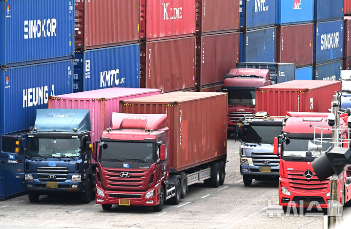 [의왕=뉴시스] 김종택 기자 = 중동 사태로 인한 고유가 여파로 물류업계 부담이 커진 지난 30일 경기 의왕시 내륙컨테이너기지(ICD)에 대형 화물차들이 줄지어 멈춰서 있다. 2026.03.30. jtk@newsis.com