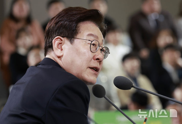 [제주=뉴시스] 최동준 기자 = 이재명 대통령이 30일 제주 한라대학교에서 열린 '제주의 마음을 듣다' 타운홀 미팅에서 발언하고 있다. 2026.03.30. photocdj@newsis.com