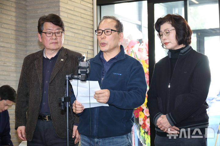 [서울=뉴시스] 김금보 기자 = 국민의힘 서울 마포갑 광역·기초의원들이 30일 오후 서울 여의도 국민의힘 중앙당사 로비에서 기자회견을 열고 조정훈 당협위원장과 핵심관계자들의 비리 의혹을 제기하며 서울시당에 조사를 요구하고 있다. 왼쪽부터 강동오 서울 마포구의회 다선거구 구의원, 소영철 서울시의회 마포구 제2선거구 시의원, 오옥자 서울 마포구의회 라선거구 구의원. 2026.03.30. kgb@newsis.com