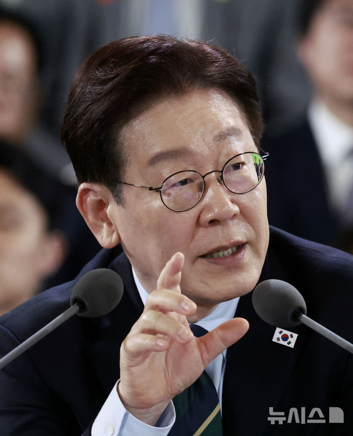 [제주=뉴시스] 최동준 기자 = 이재명 대통령이 30일 제주 한라대학교에서 열린 '제주의 마음을 듣다' 타운홀 미팅에서 발언하고 있다. 2026.03.30. photocdj@newsis.com