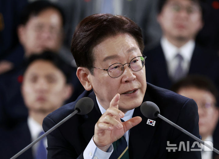 [제주=뉴시스] 최동준 기자 = 이재명 대통령이 30일 제주 한라대학교에서 열린 '제주의 마음을 듣다' 타운홀 미팅에서 발언하고 있다. 2026.03.30. photocdj@newsis.com