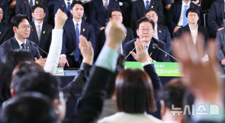 [제주=뉴시스] 최동준 기자 = 이재명 대통령이 30일 제주 한라대학교에서 열린 '제주의 마음을 듣다' 타운홀 미팅에서 참석자 질문을 받고 있다. 2026.03.30. photocdj@newsis.com