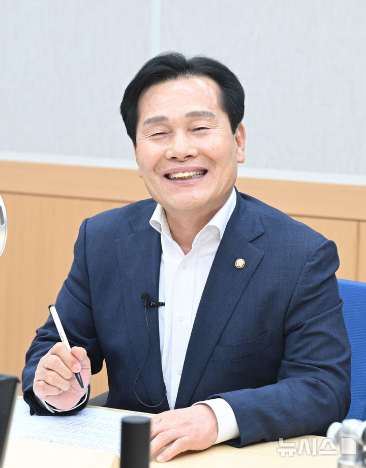 [광주=뉴시스] 변재훈 기자 = 사상 첫 전남광주통합특별시장을 뽑는 6·3지방선거에 출사표를 낸 더불어민주당 주철현 국회의원이 30일 오후 전남광주통합특별시장 출마예정자 초청 릴레이 인터뷰에서 질문에 답하고 있다. 2026.03.30. (사진=뉴시스DB) photo@newsis.com