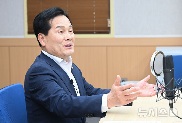 [광주=뉴시스] 변재훈 기자 = 사상 첫 전남광주통합특별시장을 뽑는 6·3지방선거에 출사표를 낸 더불어민주당 주철현 국회의원이 30일 오후 전남광주통합특별시장 출마예정자 초청 릴레이 인터뷰에서 질문에 답하고 있다. 2026.03.30. (사진=뉴시스DB) photo@newsis.com