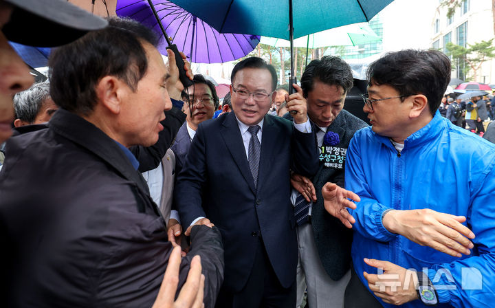 [대구=뉴시스] 이무열 기자 = 김부겸 전 국무총리가 30일 대구 중구 2·28기념중앙공원에서 6·3 지방선거 대구시장 출마 선언을 마친 뒤 시민과 악수하고 있다. 2026.03.30. lmy@newsis.com