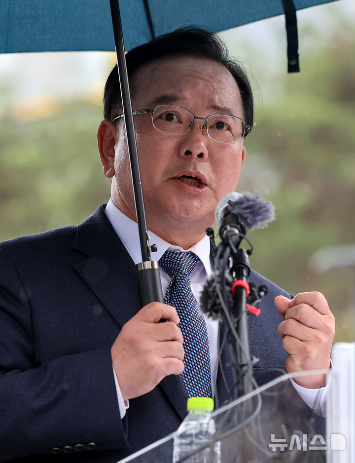 [대구=뉴시스] 이무열 기자 = 김부겸 전 국무총리가 30일 대구 중구 2·28기념중앙공원에서 6·3 지방선거 대구시장 출마 선언을 하고 있다. 2026.03.30. lmy@newsis.com