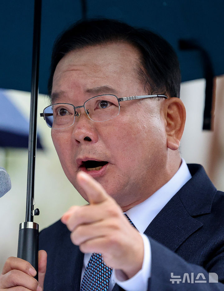 [대구=뉴시스] 이무열 기자 = 김부겸 전 국무총리가 30일 대구 중구 2·28기념중앙공원에서 6·3 지방선거 대구시장 출마 선언을 하고 있다. 2026.03.30. lmy@newsis.com