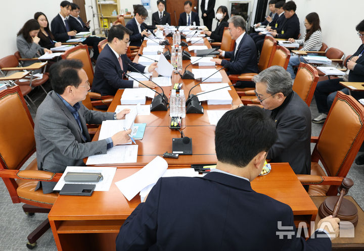 [서울=뉴시스] 김금보 기자 = 복기왕 국회 국토교통위원회 교통법안소위원회 위원장이 30일 오후 서울 여의도 국회에서 열린 제1차 교통법안심사소위원회에서 의사봉을 두드리고 있다. 2026.03.30. kgb@newsis.com