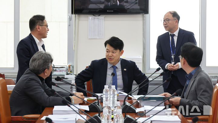 [서울=뉴시스] 김금보 기자 = 복기왕(가운데) 국회 국토교통위원회 교통법안소위원회 위원장이 30일 오후 서울 여의도 국회에서 열린 제1차 교통법안심사소위원회에서 손명수(왼쪽) 더불어민주당 의원, 김도읍 국민의힘 의원과 논의를 하고 있다. 2026.03.30. kgb@newsis.com