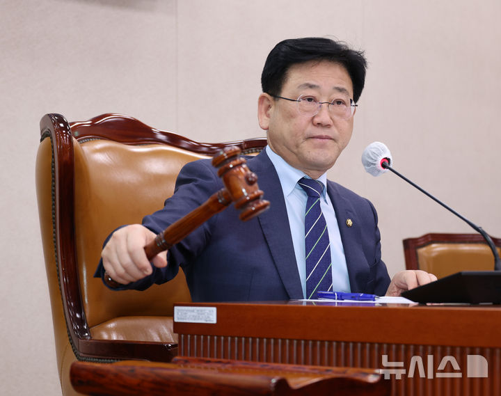 [서울=뉴시스] 김금보 기자 = 김정호 국회 산불피해지원대책특별위원회 위원장이 30일 오후 서울 여의도 국회에서 열린 마지막 전체회의를 주재하고 있다. 2026.03.30. kgb@newsis.com