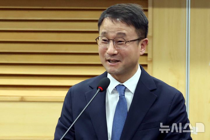 [서울=뉴시스] 조성봉 기자 = 한병도 더불어민주당 원내대표가 30일 오후 서울 여의도 국회 의원회관 세미나실에서 열린 2026 전국농어민위원회 발대식에서 축사를 하고 있다. 2026.03.30. suncho21@newsis.com