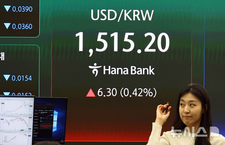 [서울=뉴시스] 최진석 기자 = 서울 외환시장에서 원·달러 환율이 전 거래일(1508.9원)보다 6.8원 오른 1515.7원에 주간 거래를 마감한 30일 서울 중구 하나은행 딜링룸에 원·달러 환율 시세가 보이고 있다. 2026.03.30. myjs@newsis.com