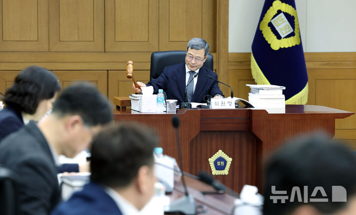 [서울=뉴시스] 조성우 기자 = 이동원 양형위원회 위원장이 지난 30일 오후 서울 서초구 대법원에서 열린 양형위원회 제144차 회의에서 의사봉을 두드리고 있다. 2026.03.31. xconfind@newsis.com