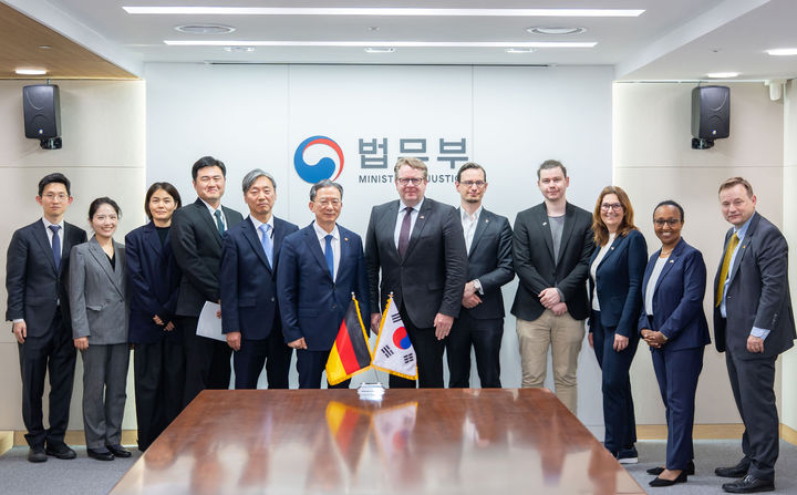 [서울=뉴시스] 김근수 기자 = 정성호(왼쪽 여섯번째) 법무부 장관이 30일 정부과천청사 법무부에서 법무부에서 카스텐 뮐러 등 독일 연방의회 의원 6인 및 게오르크 슈미트 주한 독일대사와 기념촬영을 하고 있다. (사진= 법무부 제공) 2026.03.30. photo@newsis.com *재판매 및 DB 금지