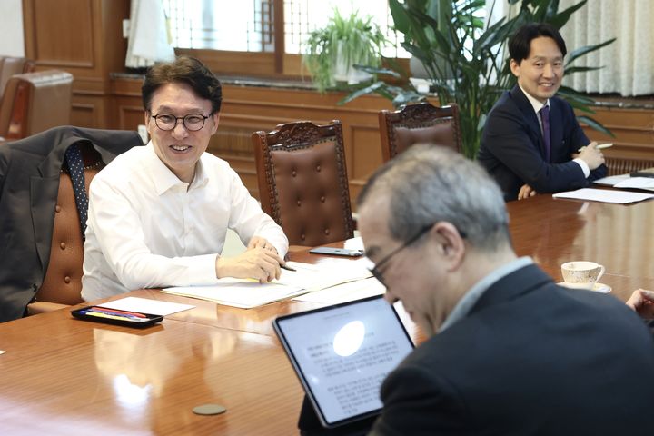 [서울=뉴시스] 김근수 기자 = 김민석 국무총리가 30일 서울 종로구 정부서울청사에서 열린 중동전쟁 이후 경제대응책 간담회에서 전쟁 여파에 따른 국내외 경제 영향 점검 및 분야별 대응 방향에 대해 논의하고 있다. (사진= 국무총리실 제공) 2026.03.30. photo@newsis.com *재판매 및 DB 금지