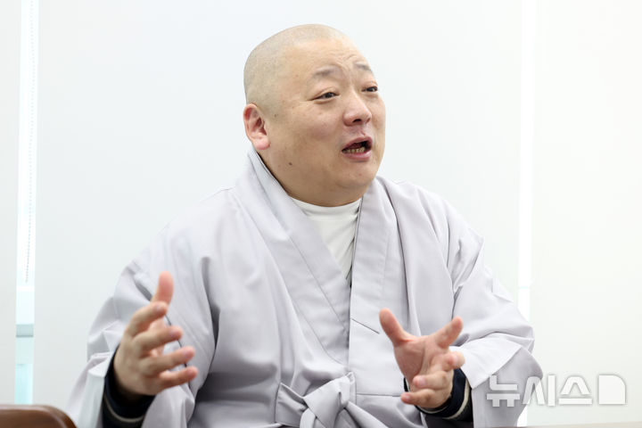 [서울=뉴시스] 박진희 기자 = 대한불교조계종 불교상담개발원 원장 종봉스님이 지난달 30일 서울 종로구 조계사에서 인터뷰 하고 있다. 2026.04.04. pak7130@newsis.com