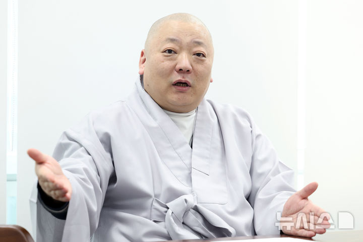 [서울=뉴시스] 박진희 기자 = 대한불교조계종 불교상담개발원 원장 종봉스님이 지난달 30일 서울 종로구 조계사에서 인터뷰 하고 있다. 2026.04.04. pak7130@newsis.com
