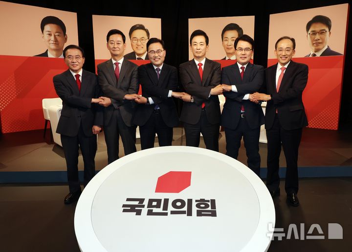 [대구=뉴시스] 이무열 기자 = 30일 오후 대구 수성구 TBC에서 열린 국민의힘 대구시장 후보 1차 비전 토론회에서 왼쪽부터 윤재옥·최은석·홍석준·유영하·이재만·추경호 후보가 기념촬영을 하고 있다. 2026.03.30. lmy@newsis.com