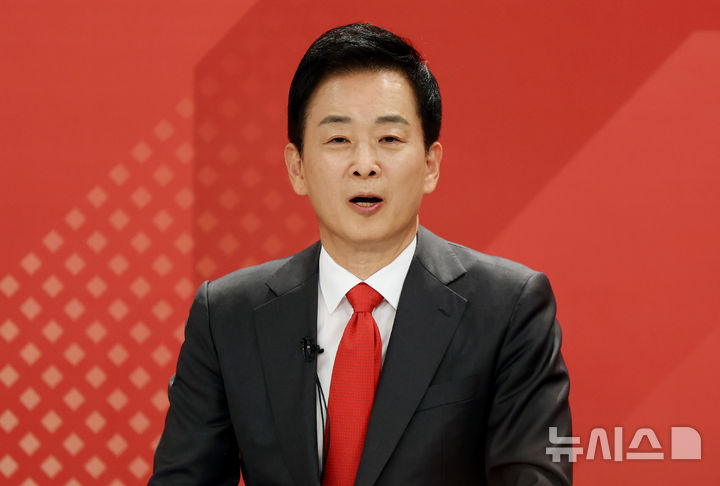 [대구=뉴시스] 이무열 기자 = 유영하 국민의힘 대구시장 후보가 30일 오후 대구 수성구 TBC에서 열린 국민의힘 대구시장 후보 1차 비전 토론회에 앞서 리허설을 하고 있다. 2026.03.30. lmy@newsis.com