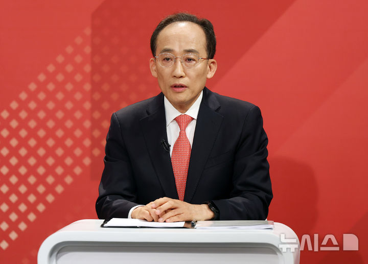 [대구=뉴시스] 이무열 기자 = 추경호 국민의힘 대구시장 후보가 30일 오후 대구 수성구 TBC에서 열린 국민의힘 대구시장 후보 1차 비전 토론회에 앞서 리허설을 하고 있다. 2026.03.30. lmy@newsis.com